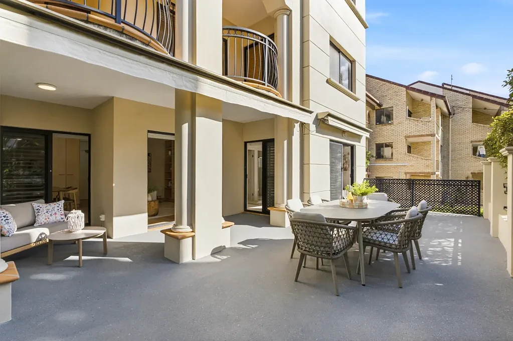 Broadbeach 2બેડરૂમ Some units make you compromise on space. This one doesn't.