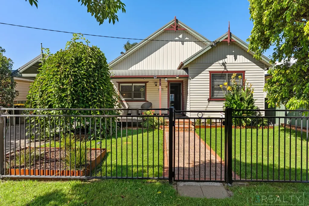 Walk to the Lake & Shops. Entertain in Style.