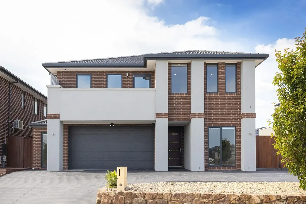 Stylish 6-Bedroom Family Home with Spacious Design