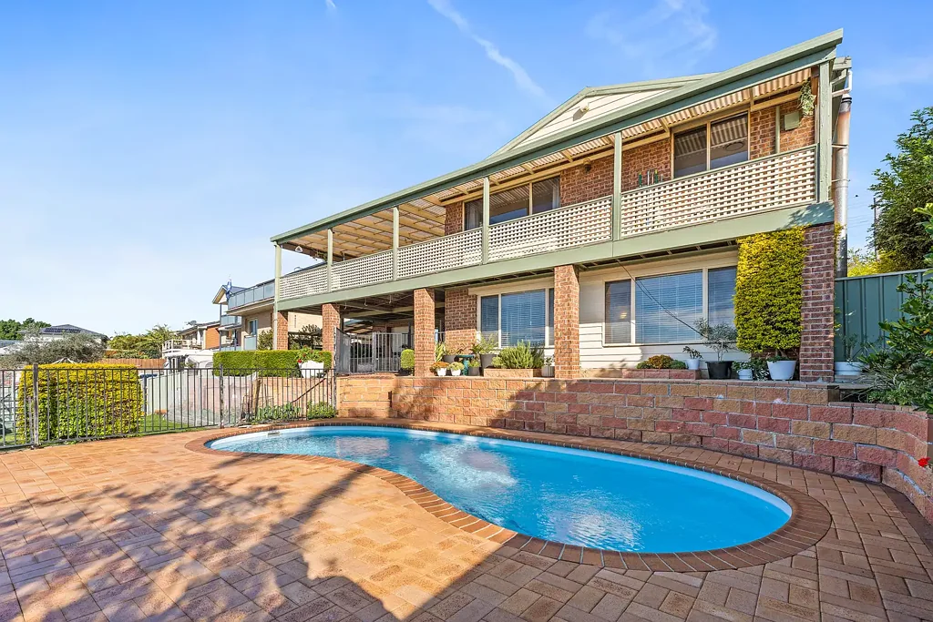 Koonawarra 5部屋 Lake Views, Pool & Dual Living Potential