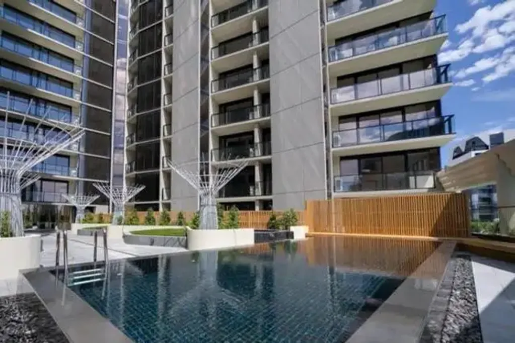 Stylish South Yarra Living | Pool, Gym & Walk to Station