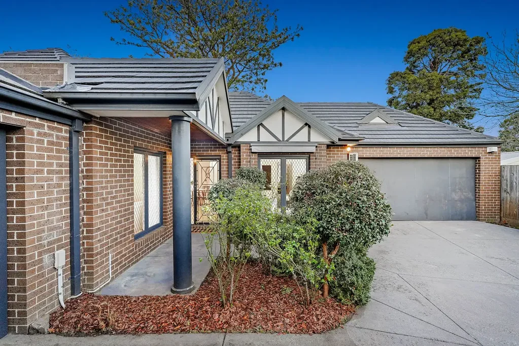 Mount Waverley 3chambre The Brief: Three-bedroom home with two bathrooms and flexible living spaces
