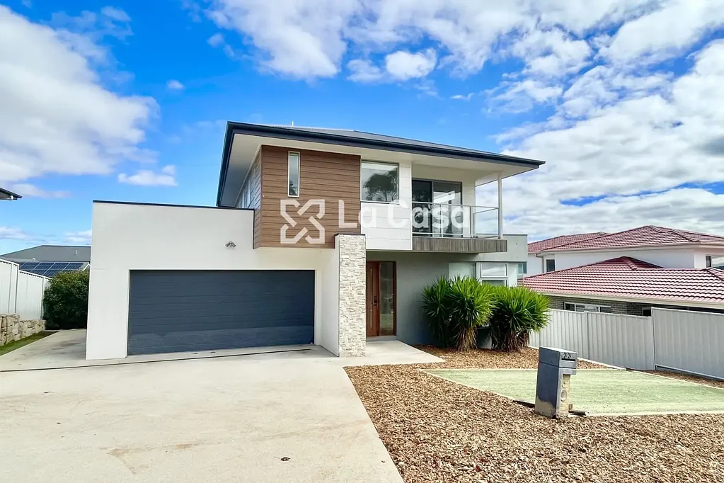 Versatile 5-Bed Main House with Separate 2-Bed Granny Flat in Prime Lawson Location
