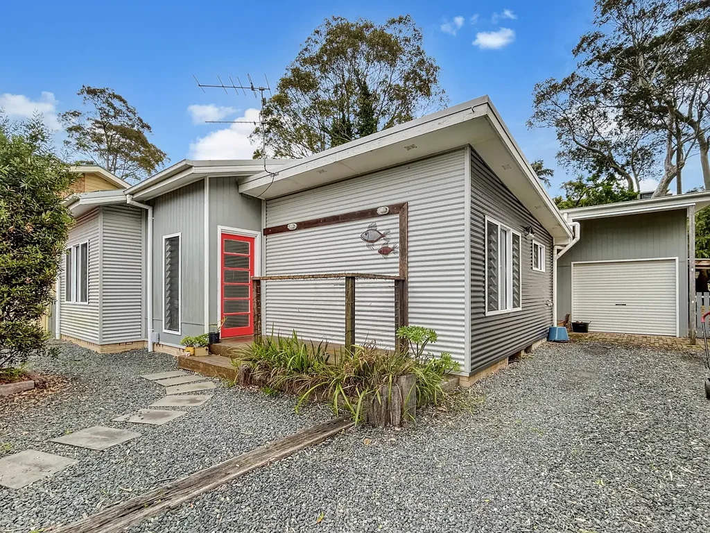 Surfside 4ਬੈੱਡਰੂਮ 11 Timbara Crescent - Situated 100 meters from the Beach