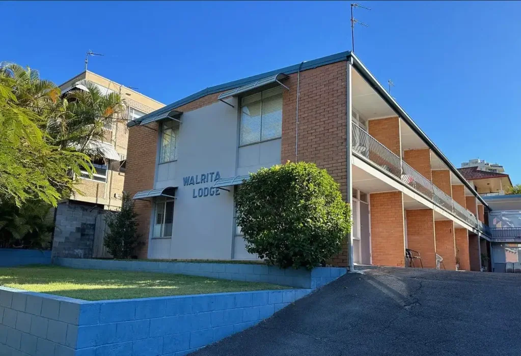 Renovated and Short Stroll to Burleigh Beach!