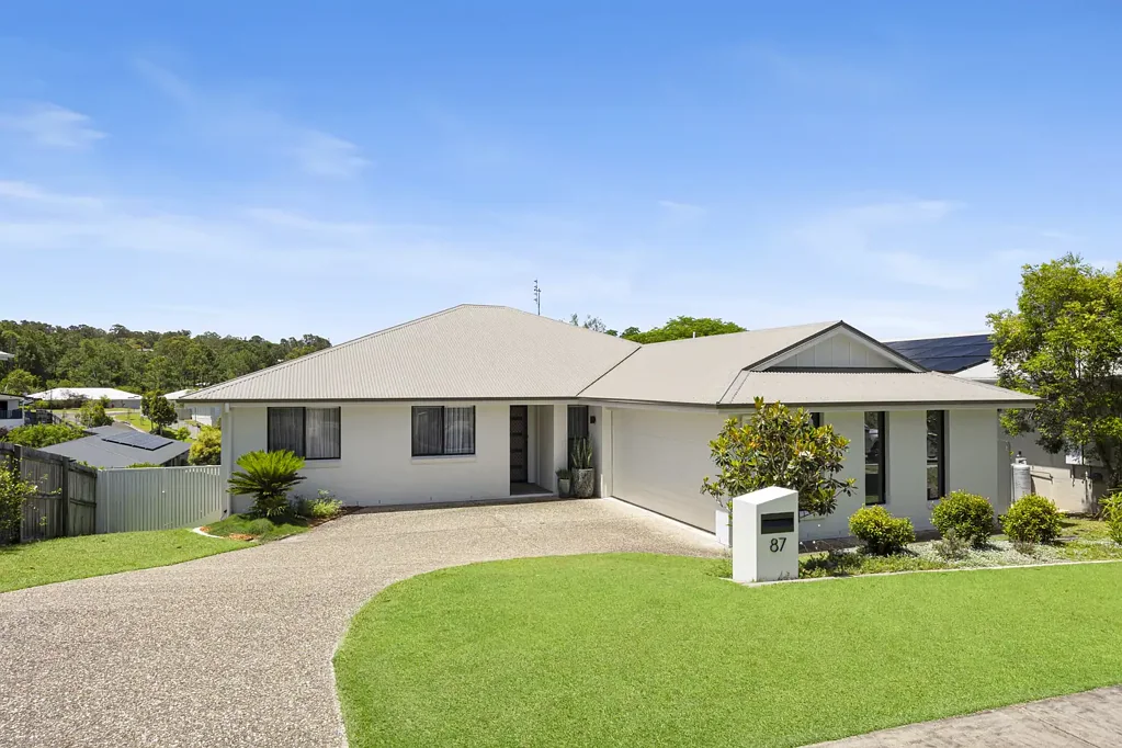 Burnside 5 Slaapkamer MOVE-IN READY, ELEVATED 4-BED + STUDY FAMILY HOME WITH VIEWS, SIDE ACCESS & EXPANSIVE BALCONY ON 761M2!