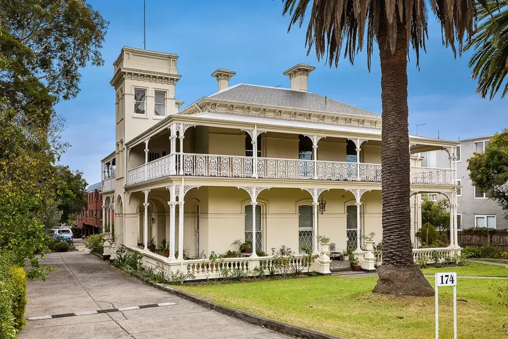 Generous and charming Yarra side beauty