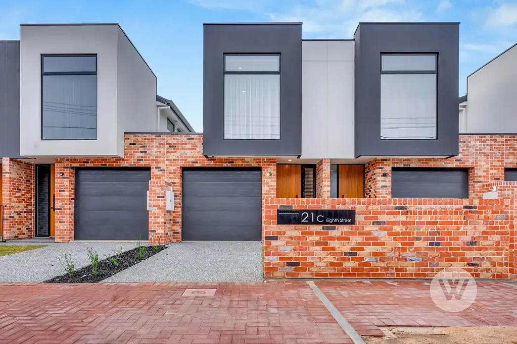Contemporary Executive Townhouse in the Heart of Bowden