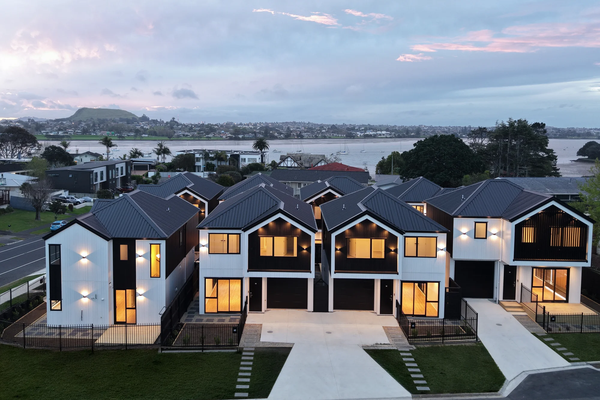 Sunnyhills 4Zimmer Brand New 4-Bed Homes Near Waters, Own Driveway