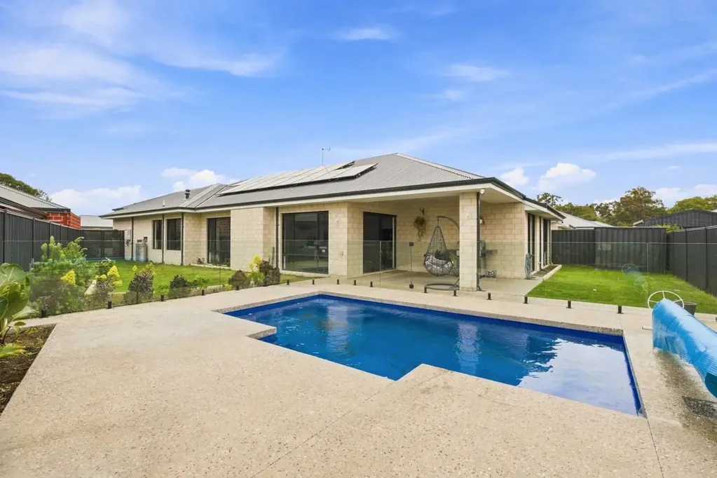 West Busselton 4બેડરૂમ Comfortable Family Living complete with a Pool