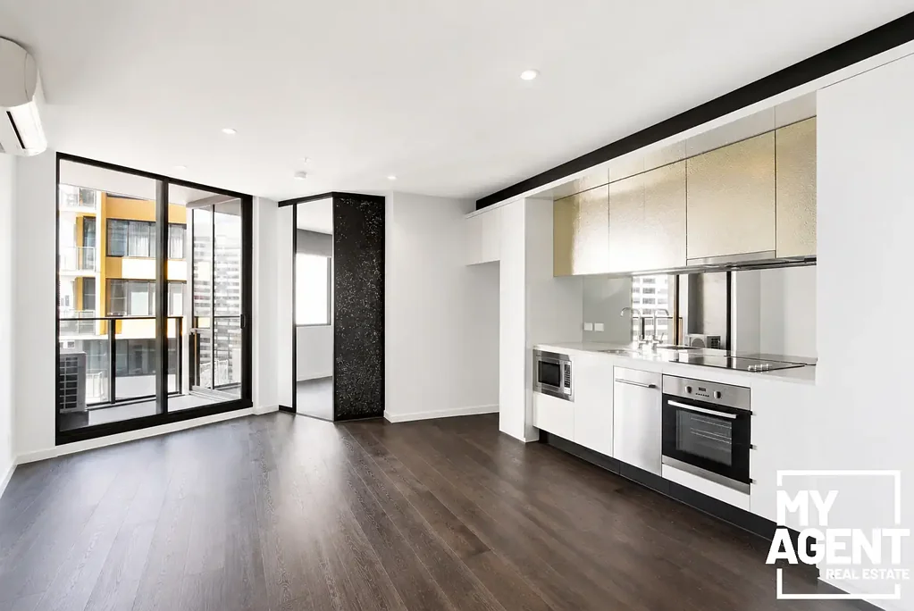 Stylish 2 Bedroom Apartment with 5-Star CBD Location (includes car space)