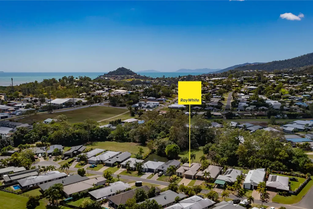 Cannonvale 3房  Beautiful Home, Backs Onto Large Park & Lake