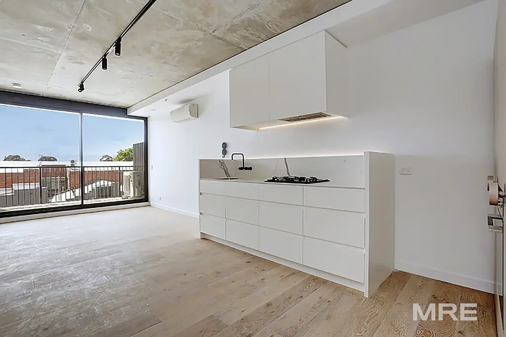 Modern Hawthorn Living Just Steps from Station, Shops & Cafs