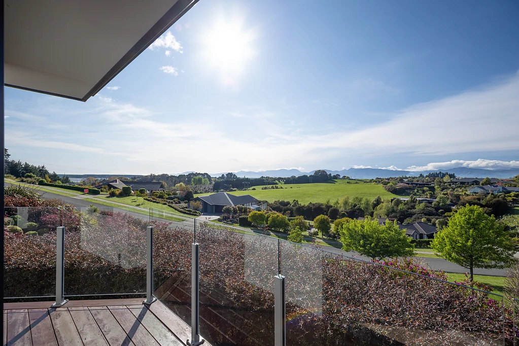 Redwood Valley 3कमरा Stunning views and exceptional garaging!