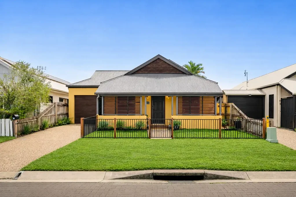 Currimundi 3ห้องนอน Perfectly Positioned Coastal Cottage in the Heart of Currimundi