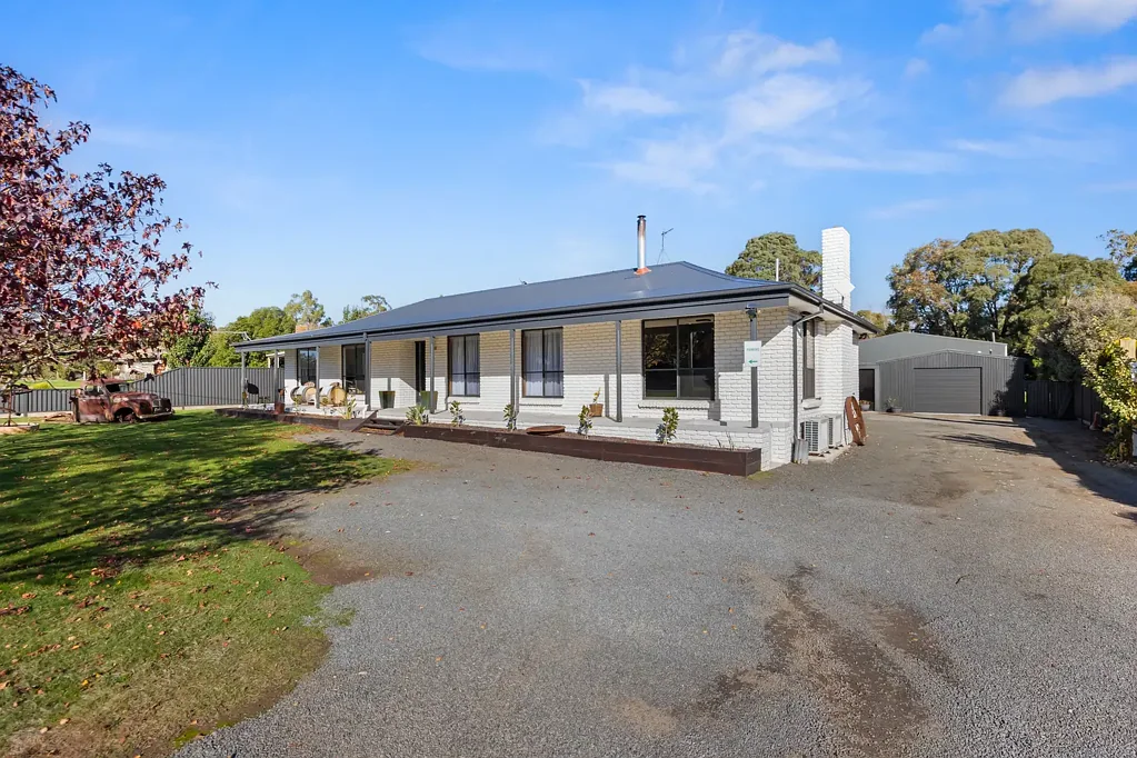 Mount Rowan 4房  Immaculate Family Living with Exceptional Shedding on Approx. 3030m²