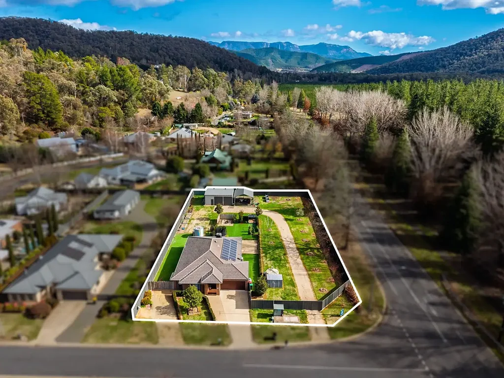 Bright 4 Slaapkamer 'OFFERS CONSIDERED' - FANTASTIC FAMILY HOME OFFERING EVERYTHING YOU NEED