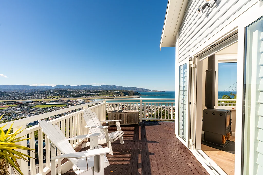 Melrose 3房  SPECTACULAR LYALL BAY VIEWS AND MODERNISED LIVING