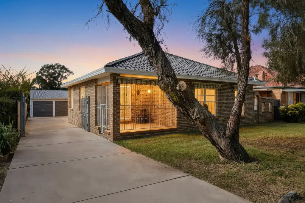 Chester Hill 3房 Chester Hill 最具连通性的地段，稀有的 R4 机会 Rare R4 Opportunity in Chester Hill's Most Connected Location