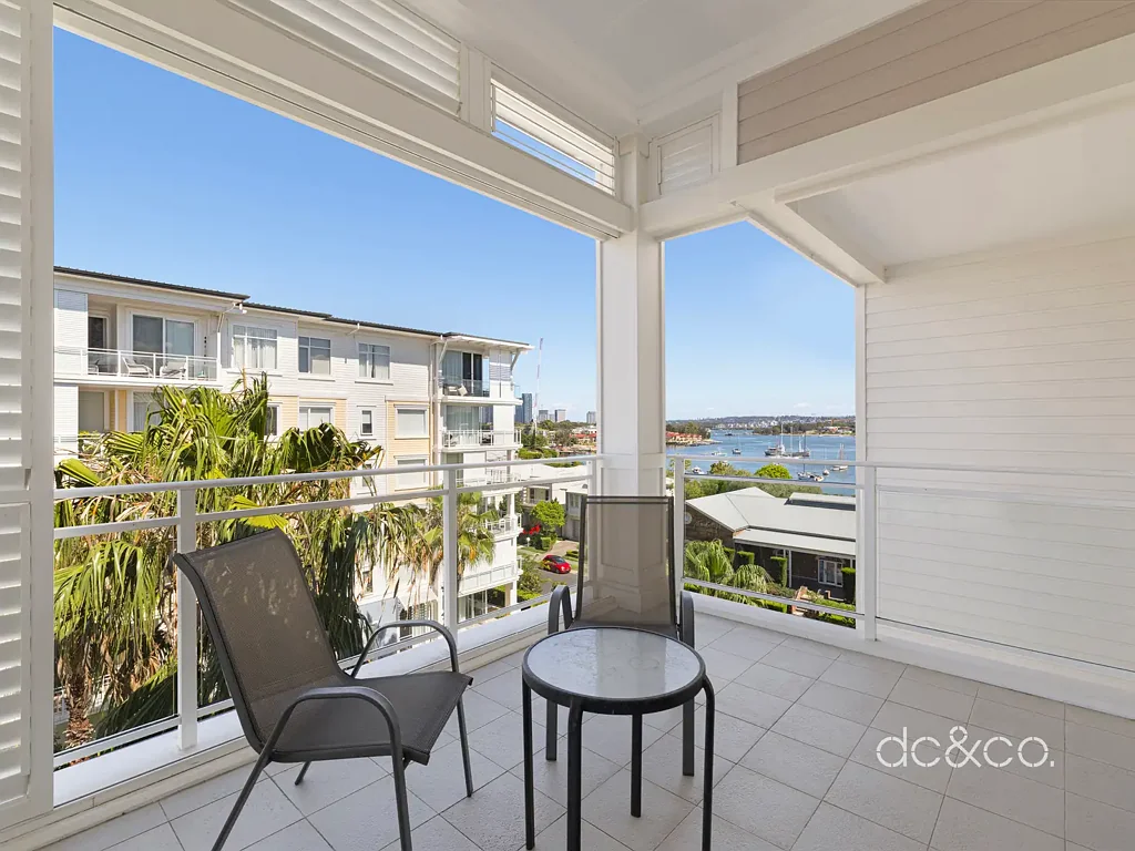 Breakfast Point 1房 光线充足 私密顶层 水景阳台 高端厨房 宽敞卧室 学习角落 地下车位 游泳池近 A light-filled hideaway with privacy and waterviews