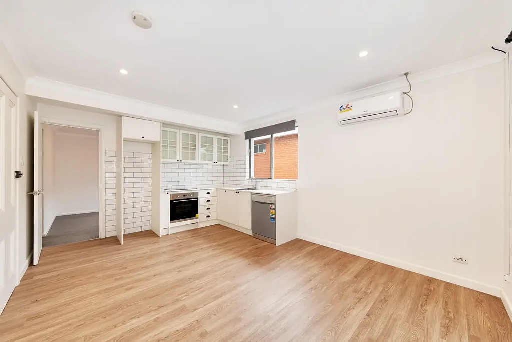 TASTEFUL ONE BEDROOM LOCATED IN THE HEART OF WAVERLEY!