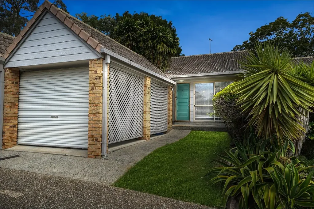 Charming Villa with Pool Access in Everton Park