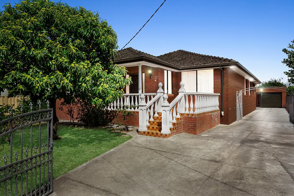 Clayton 3침실 Classic Family Comfort with Generous Living Spaces