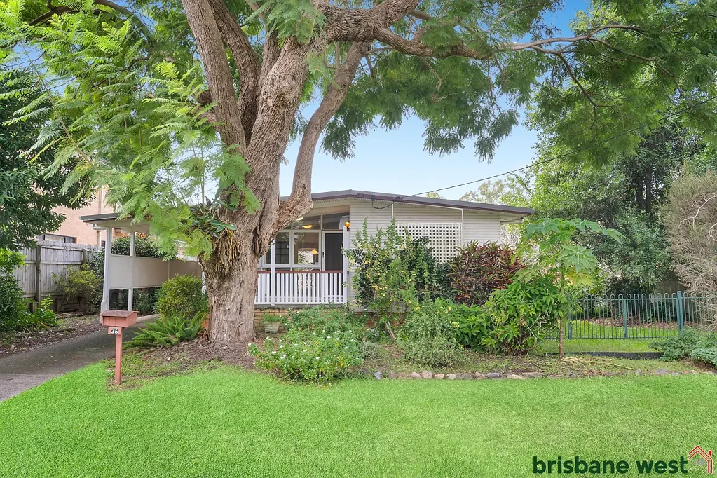 Kenmore 3ਬੈੱਡਰੂਮ Charming 60s Family Home with Dual Living Spaces and Entertaining Decks