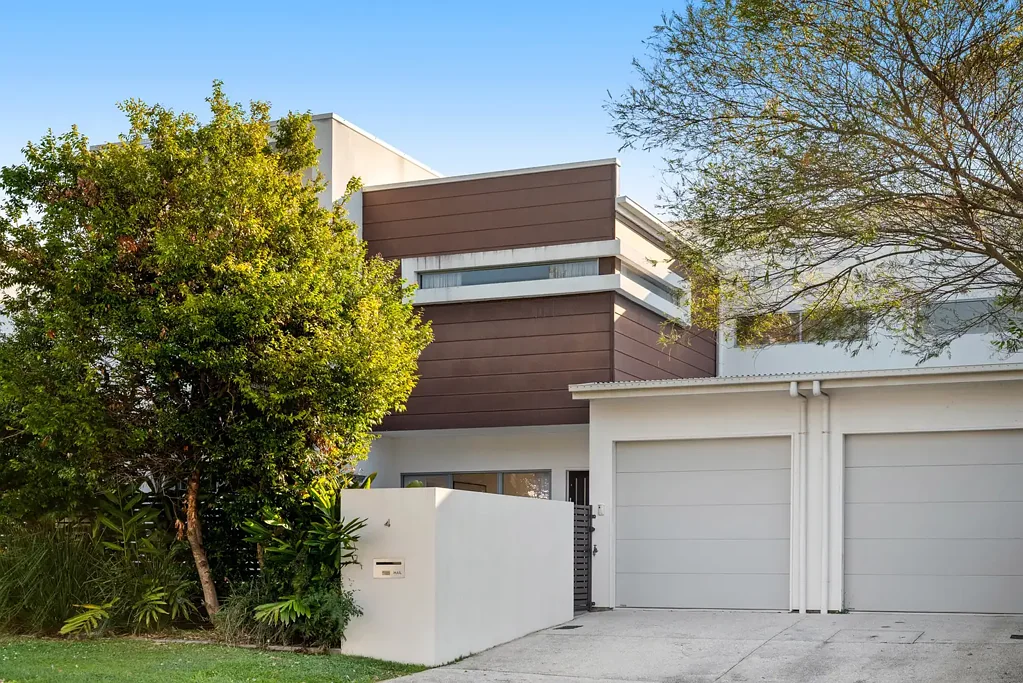 Morningside 3 Bedroom Calm, quiet & alfresco bliss - Ultra-chic, house-like hideaway, steps to cafes, M'side Central and CBD transport