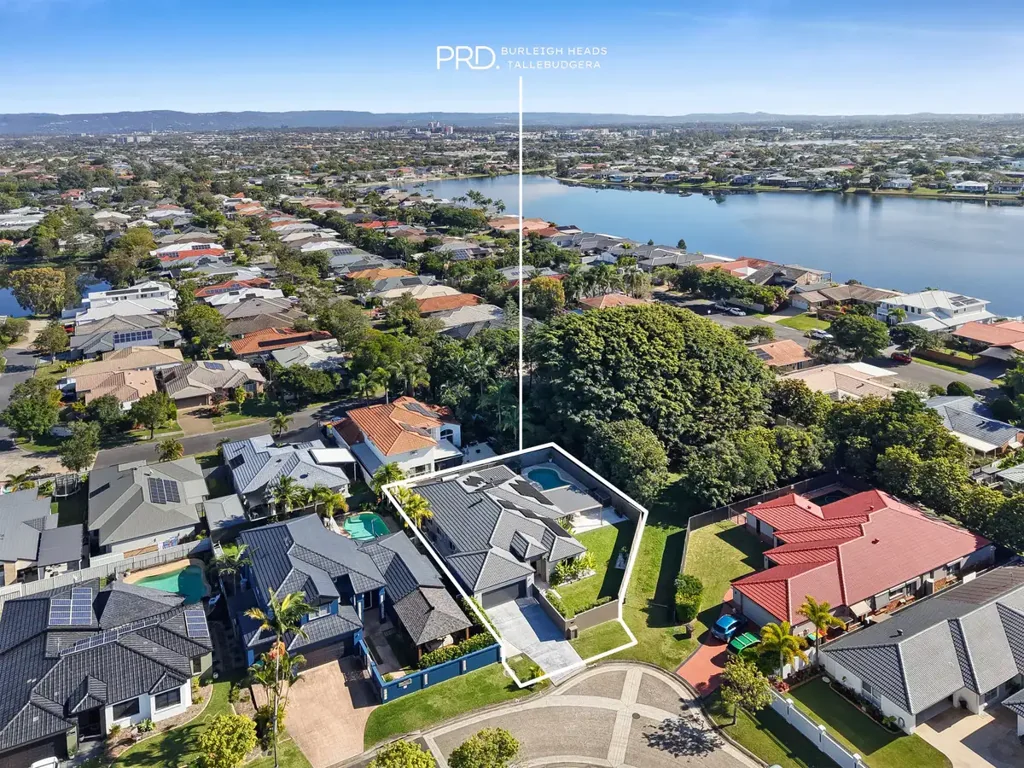 Burleigh Waters 4બેડરૂમ Contemporary Family Living with Poolside Entertaining in the Heart of Burleigh Cove