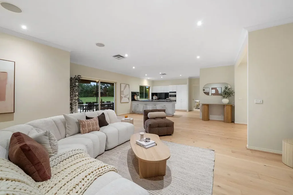 Narre Warren North 4 Bedroom 4,037sqm of Established Narre Warren North Living