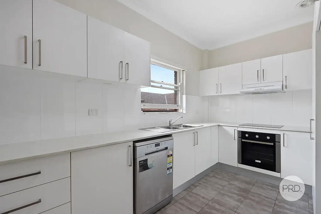LARGE MODERN APARTMENT OPPOSITE PARK