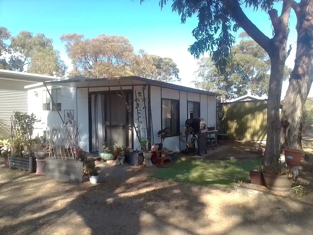 Aldinga Beach 1Moenga Seaside Serenity Meets Smart Investment – Your Aldinga Beach Cabin Awaits!