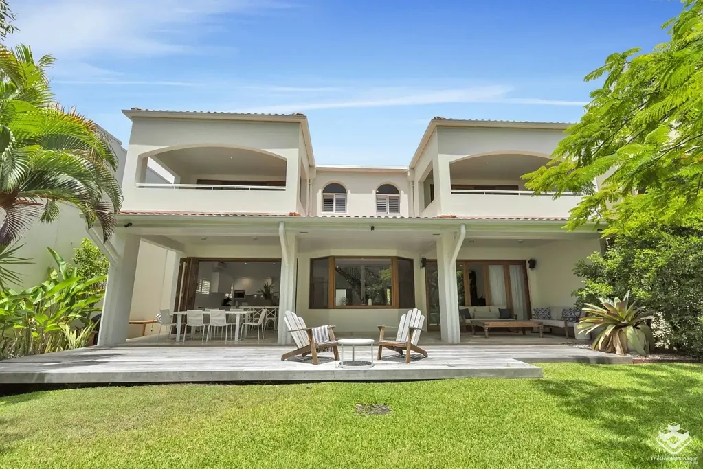 Mount Coolum 4બેડરૂમ North-Facing Lakeside Elegance
