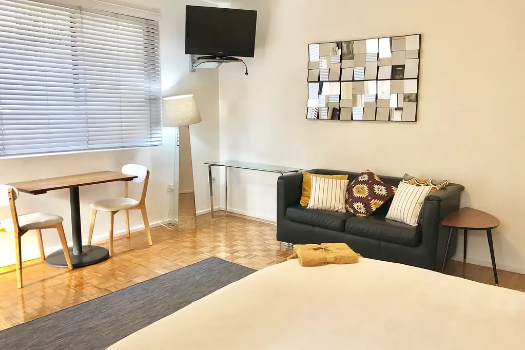 FURNISHED MODERN APARTMENT + INTERNAL LAUNDRY + LOCK UP GARAGE