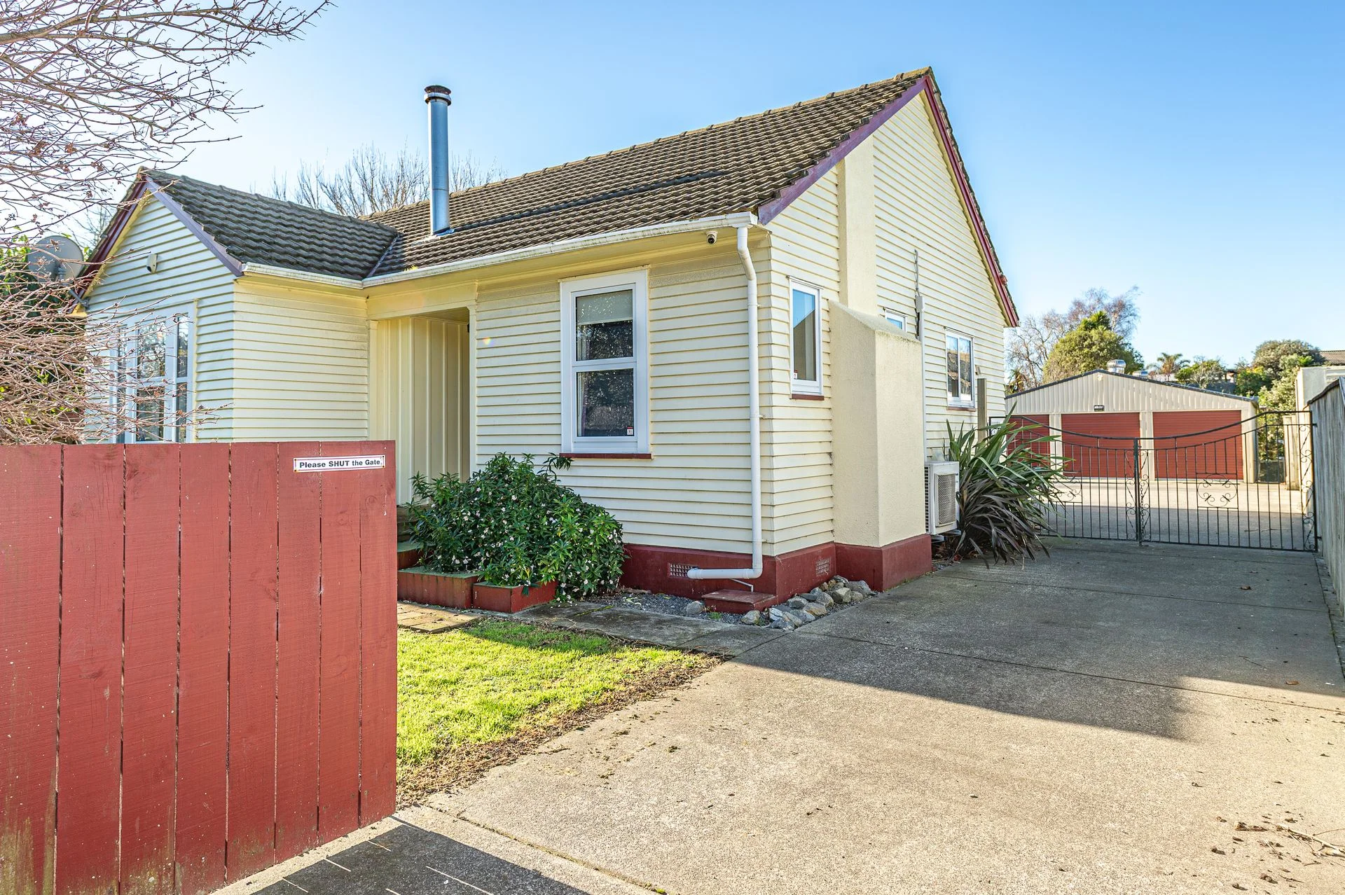 Wanganui East 3部屋 A warm wooden glow -  Triple car garaging!