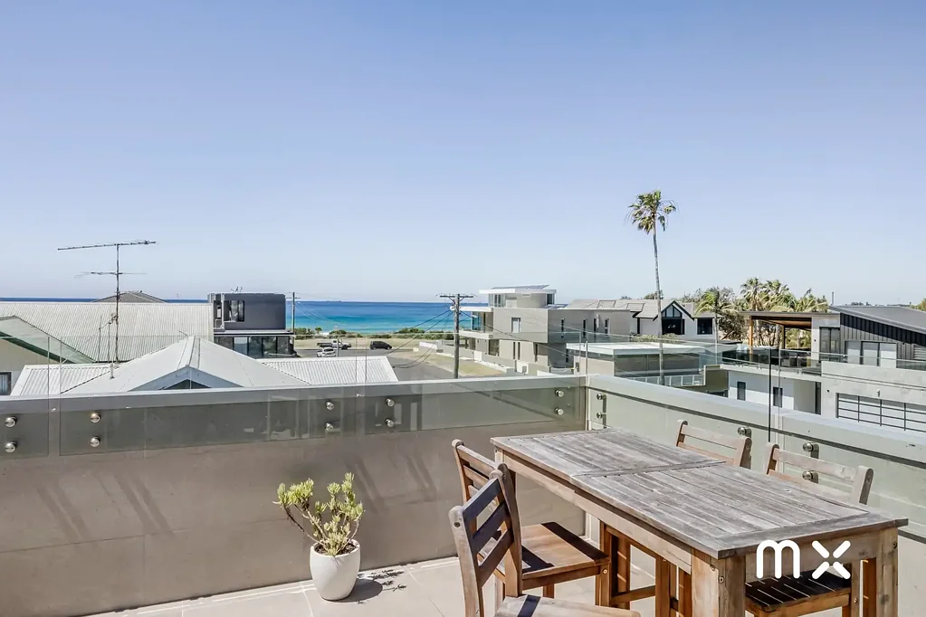 Woonona 4房 景观壮丽 海岸设计 现代 奢华 三层联排 私人泳池 屋顶露台 高档装修 开放空间 优质电器 Viewing Platform