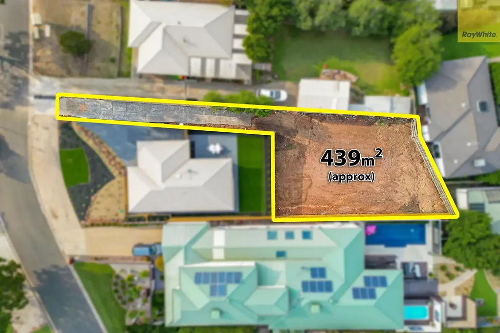 Bacchus Marsh 隐蔽便利完美结合 439㎡地块 中心地带静谧环境 自然美景友好社区 未来规划理想基础 一小时抵达墨尔本 唯一私人避风港机会 立即联系获取更多信息 PRICED TO SELL