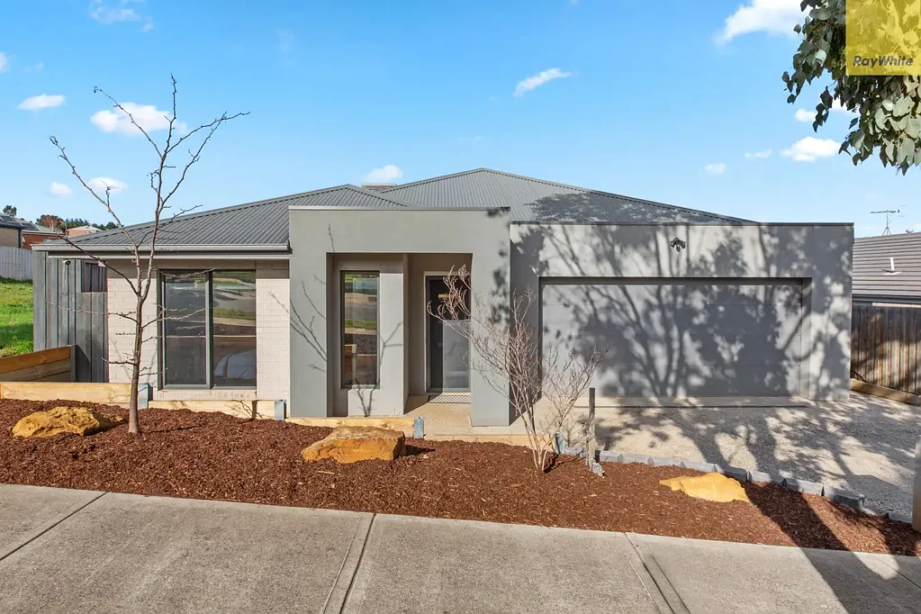 Bacchus Marsh 4房 4卧2浴精装 宽敞463sqm地 开放式布局 高品质电器 茂盛花园 双车库 硬木地板 社区便利 Immaculate Home Waiting for a Family