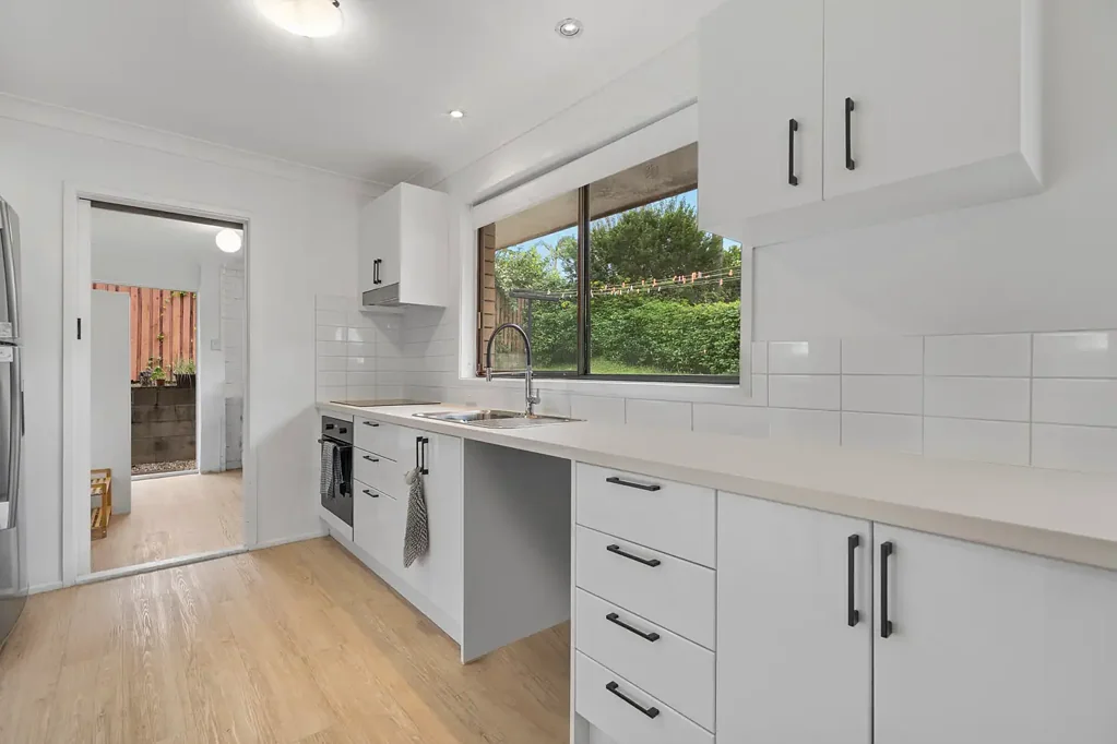 Southport 4部屋 Elevated, Single-Level Family Home in Prime, Central Location!