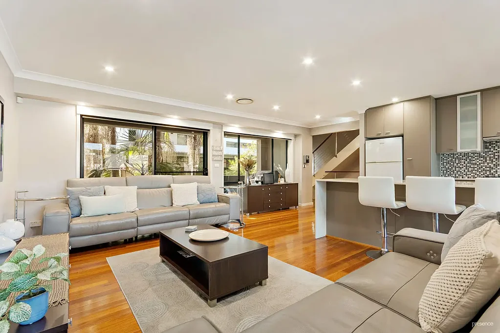 Warners Bay 3ห้องนอน Lakeside townhome: views, space & a prime address