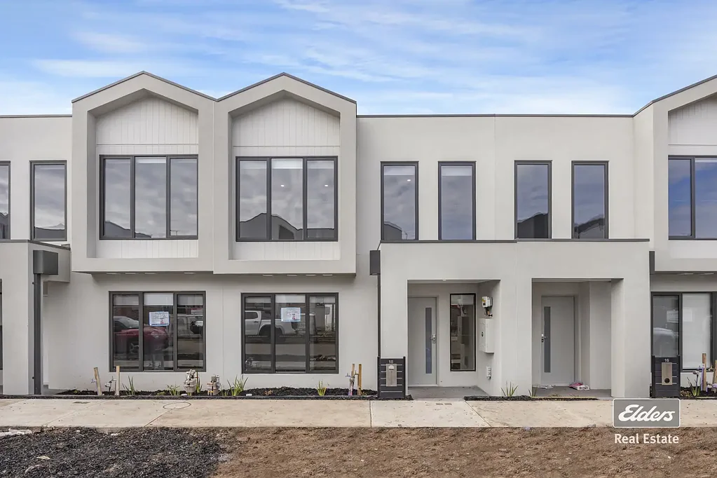 Brand New 5-Bedroom Townhouse in Prime Mambourin Location!!