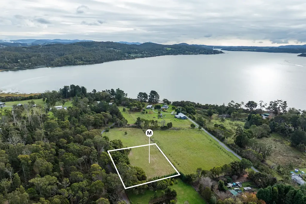 Swan Point  Private Swan Point allotment with bushland surrounds and tree lined driveway access
