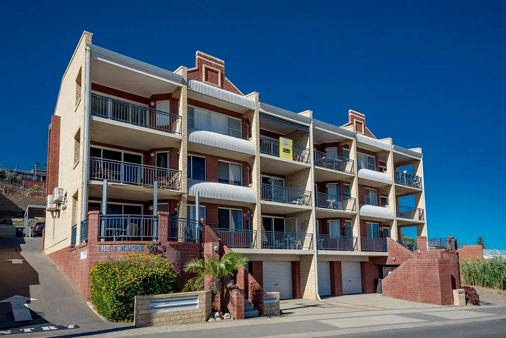 Geraldton 3房  Stunning 3 Bedroom Unit with City and Ocean views