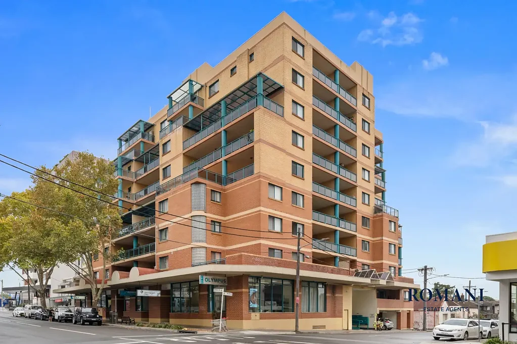 Burwood 2房 宽适两居公寓 2车位 安全复合体内 140㎡空间 北向阳台 城市景观 主卧套间 现代厨房 不锈钢电器 增值潜力 投资佳选 Forthcoming Auction