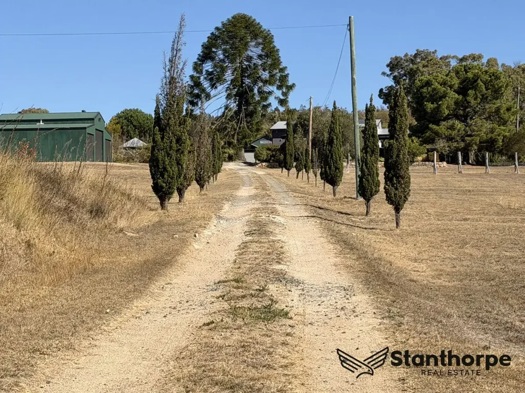 Severnlea 4房  SEVERNLEA VIA STANTHORPE - 2 BEAUTIFUL RESIDENCES + GREAT SHEDS + GREAT VIEWS