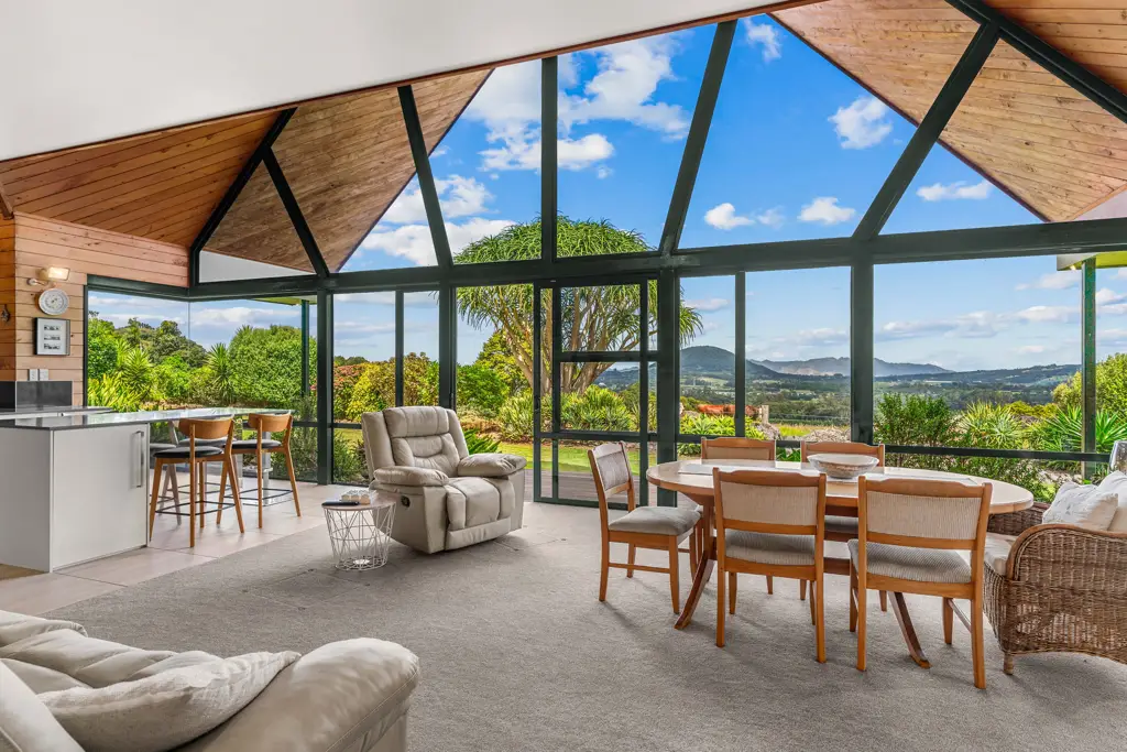 Maungatapere Stylish home with pool and equestrian potential