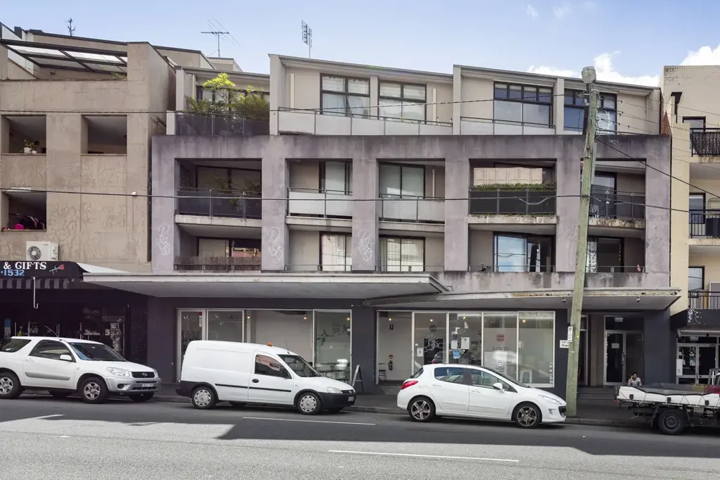 Peaceful one-bedroom loft-style apartment / only 250m to train station