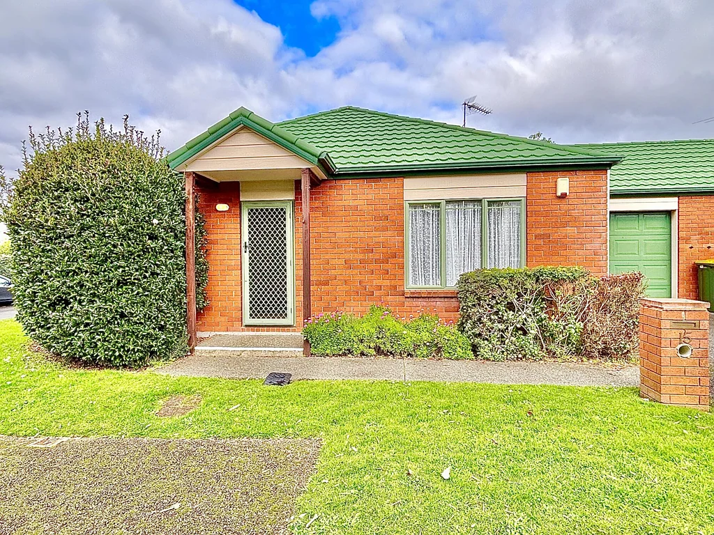 Spacious 2 bedrooms with 1 bathroom + Garage + off street parking