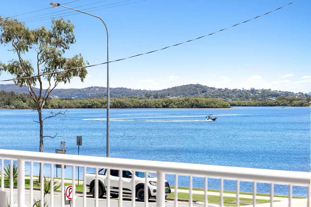 Maroochydore 5બેડરૂમ Owner says Sell - Outstanding Opportunity On Pristine Riverfront Location
